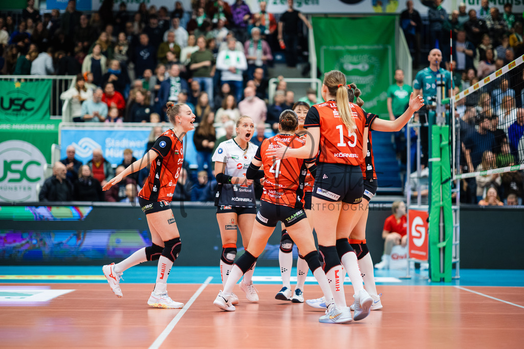 Volleyball, 1. Bundesliga Frauen, Hauptrunde, 8. Spieltag, Saison 2025/2026: USC Münster - Dresdner SC | 1. Bundesliga Frauen, Hauptrunde, 8. Spieltag, Saison 2025/2026, USC Münster empfängt Dresdner SC in der Sporthalle Berg Fidel in Münster. Foto: sportfotografie.ms | Markus Paletta - Realisiert mit Pictrs.com
