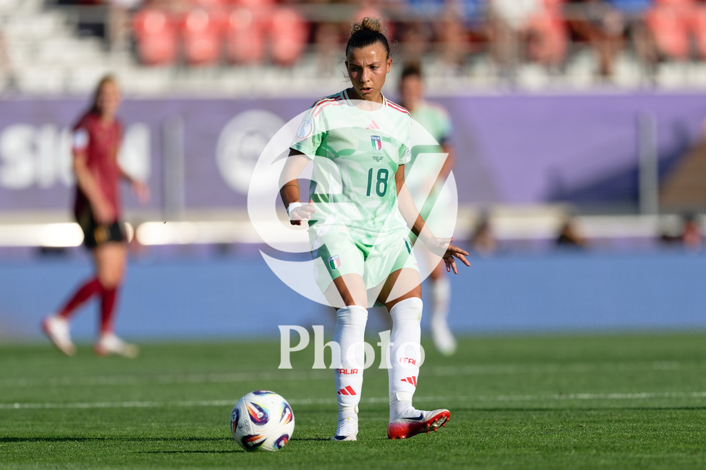 Belgium v Italy - UEFA Women's EURO 2025 Group B | SION, SWITZERLAND - JULY 3: Arianna Caruso of Italy passes the ball  during the UEFA Womens EURO 2025 Group B match between Belgium and Italy at Stade de Tourbillon on July 3, 2025 in Sion, Switzerland. (Photo by Giuseppe Velletri/Sports Press Photo/Getty Images)