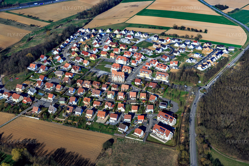 Vue aérienne: Nouvelle zone de développement LEs Hirondelles depuis l'ouest à Hochfelden dans le département Bas Rhin, France – .Photo: IMG_097584.jpg prise le 16/03/2017 par Werner Riehm/FLY-FOTO.eu – Résolution de l'original: 5371 x 3581 px