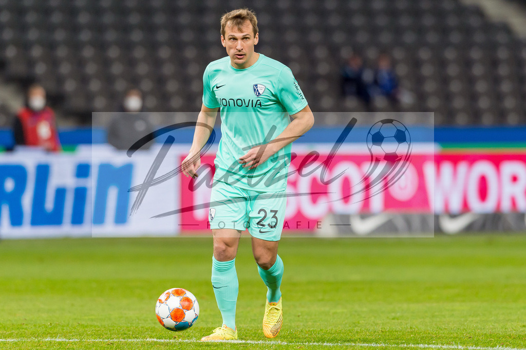 HERBOC20220204_213 | Fussball, Herren: Robert Tesche (VfL Bochum) in Aktion, am Ball, Einzelaktion bei dem Spiel der 1. Bundesliga zwischen Hertha BSC und VfL Bochum im Olypiastadion am 04.02.2022 in Berlin, Deutschland.DFB / DFL REGULATIONS PROHIBIT ANY USE OF PHOTOGRAPHS AS IMAGE SEQUENCES AND/OR QUASI-VIDEO. - Realisiert mit Pictrs.com