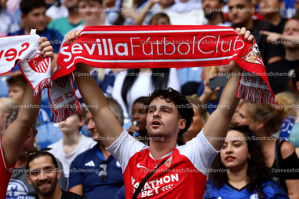 xSSC26072501050 | 26.07.2025, xsscx, Fuﬂball, FC Schalke 04 - FC Sevilla, 2. Fuﬂball Bundesliga, VELTINS-Arena, Saison 2025 2026: Fan vom FC Sevilla mit Schal DFB regulations prohibit any use of photographs as image sequences and or quasi-video.