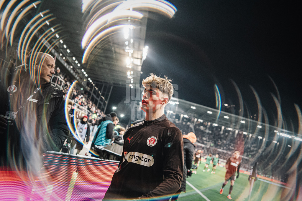 Fußball | Männer | Saison 2024/2025  | Fußball-Bundesliga | 26. Spieltag | FC St. Pauli vs. TSG Hoffenheim | 14.03.2025 | Noah Weißhaupt (#13, FC St. Pauli) auf dem Weg in die Kabine