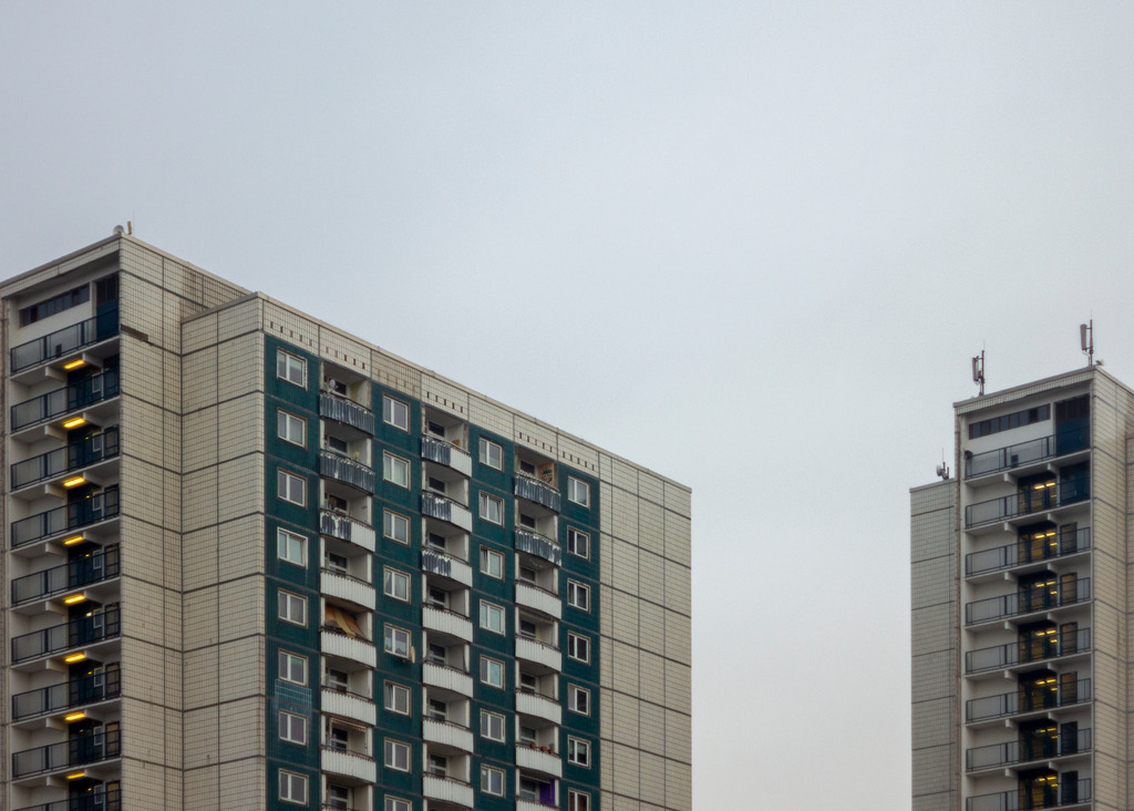 Dresden-Gorbitz  | Die markanten 17-geschossigen Hochhäuser vom Wohnhochhaus-Typ WHH 17 in Dresden-Gorbitz vor der Sanierung  – Ostmoderne - Realisiert mit Pictrs.com