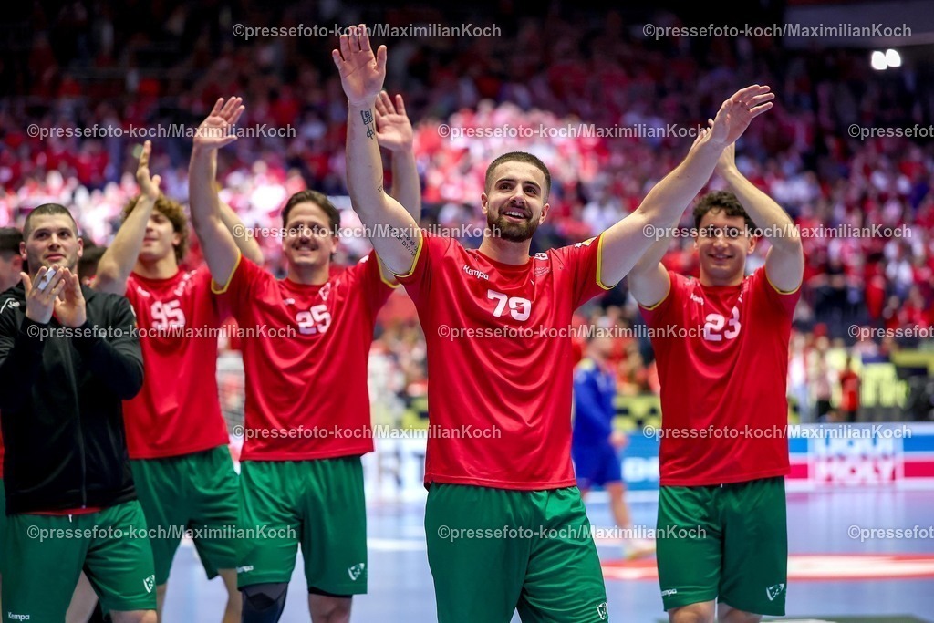 EHF16012601112 | 16.01.2026, Handball, Men's EHF EURO 2026, Portugal - Rumänien, Jyske Bank Boxen in Herning, Dänemark, Preliminary Round: Abschlussjubel Portugal nach dem Sieg gegen Rumänien.  Antonio Antunes Baeta Rodrigues Areia (Portugal #25)  Martim Mota Costa (Portugal #79)  Diogo Ferraz Branquinho (Portugal #23) 