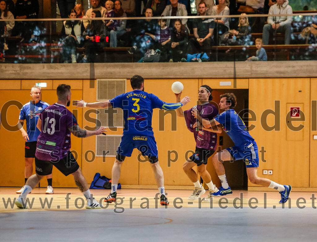 2024-10-13_056_SpVgg_Altenerding_gegen_SSG_Metten | Erding, Deutschland, 13.10.2024:Handball, Bezirksoberliga Männer 2024 / 2025, 4. Spieltag, SpVgg Altenerding gegen SSG Metten, Endergebnis: 40:22Sebastian Forster (SpVgg Altenerding, #13), Jan Matousik (SSG Metten, #3), Luis Leitner (SpVgg Altenerding, #26), Vincent Muhr (SSG Metten, #10)Foto: Christian Riedel / fotografie-riedel.net