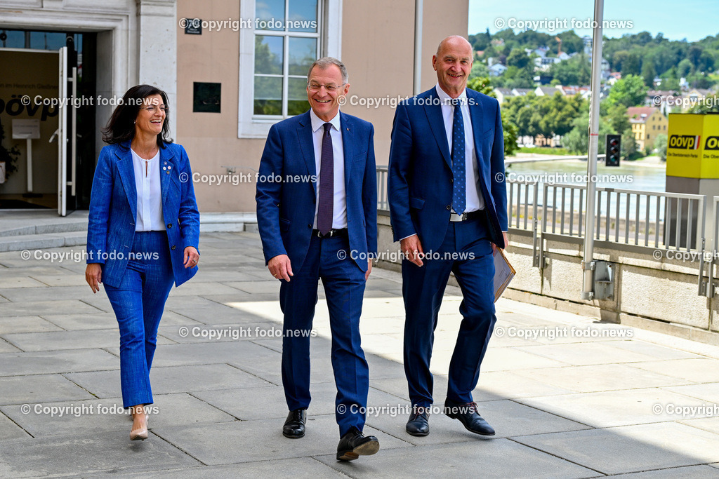 Pressekonferenz OoeVP stellt personelle Weichen_ 05.07.2024-21 | 05.07.2024, Linz, AUT, Pressekonferenz OoeVP stellt personelle Weichen - Verlaesslich fuer Oberoesterreich, im Bild Margit Angerlehner (VP, LAbg.), LH Thomas Stelzer (VP, Landeshauptmann Ooe), Christian Doerfel (VP, LAbg., Klubobmann, Bgm. Steinbach an der Steyr)
