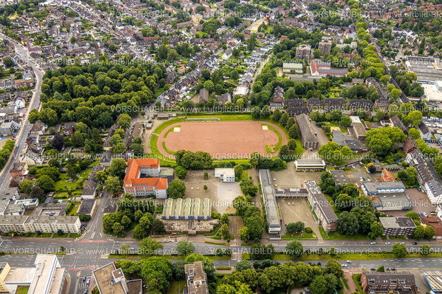 Bottrop240701160 | Luftbild, Marie-Curie-Realschule und Gustav-Heinemann-Realschule, Sportplatz Paßstraße Sportfreunde 08/21 Bottrop e.V., Jugendamt Stadt Bottrop, Wohngebiet, Nord-Ost, Bottrop, Ruhrgebiet, Nordrhein-Westfalen, Deutschland