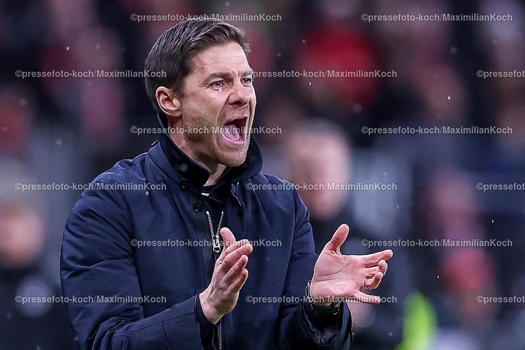 UCL29012502203 | 29.01.2025, Fußball, Bayer 04 Leverkusen - AC Sparta Prag, UEFA Champions League, 8. Spieltag, BayArena, Saison 2024 2025: Cheftrainer Xabi Alonso (Bayer 04 Leverkusen Trainer) wild gestikulierend am Spielfeldrand Gestik Mimik