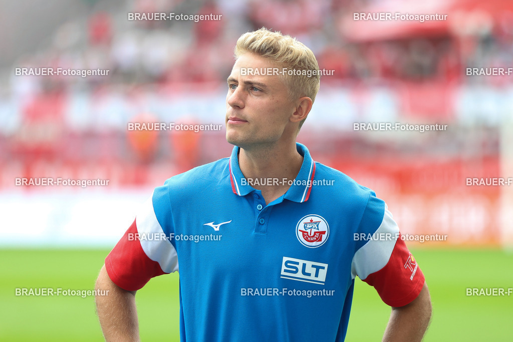 Rot-Weiss Essen - Hansa Rostock | Essen, Deutschland, 20.09.2025 Cedric Harenbrock (Hansa Rostock) schautwährend des 3.Liga Spiels zwischen  Rot-Weiss Essen und Hansa Rostock am 20.09.2025 im Stadion an der Hafenstraße in Essen. (Foto von Timo Bluhmki-Schmidt/Brauer Fotoagentur