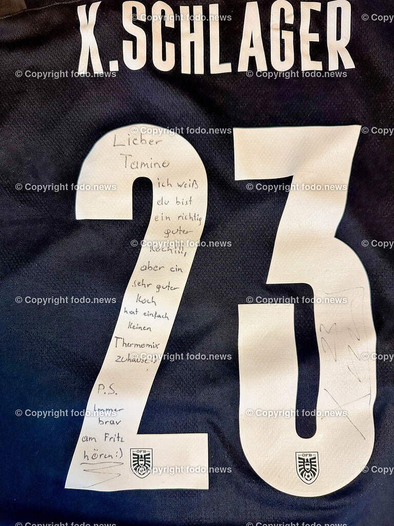 Steegwirt_ Fritz Grampelhuber_ 08.06.2024-65 | 08.06.2024, Bad Goisern, AUT, Steegwirt, im Bild Fritz Grampelhuber (Steegwirt, Haubenkoch, OEFB Teamkoch) mit einem persoenlichen Trikot von Xaver Schlager