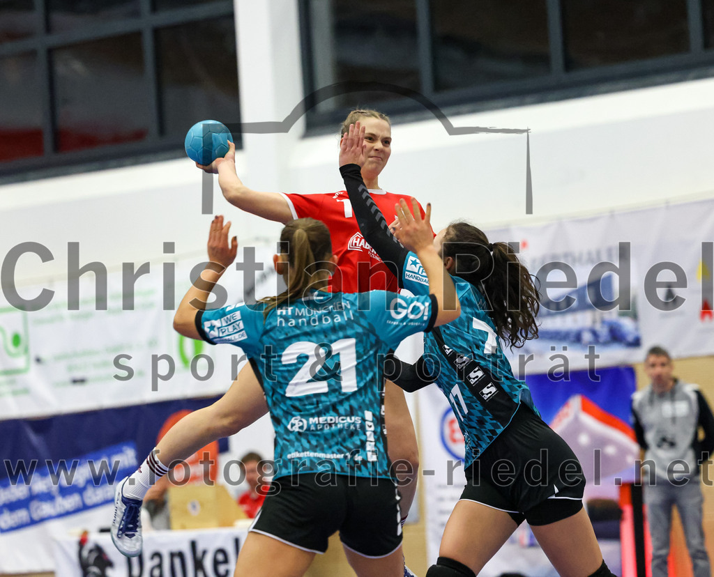 2022-11-27_057_SV_Anzing_gegen_HT_Muenchen_II | Anzing, Deutschland, 27.11.2022:
Handball, Bezirksliga 2022 / 2023, 7. Spieltag, SV Anzing gegen HT München II, Endergebnis: 28:32

Elena Holzmann (SV Anzing, #14), Katharina Martin (HT München, #21), Bianca Serg (HT München, #77)

Foto: Christian Riedel / fotografie-riedel.net