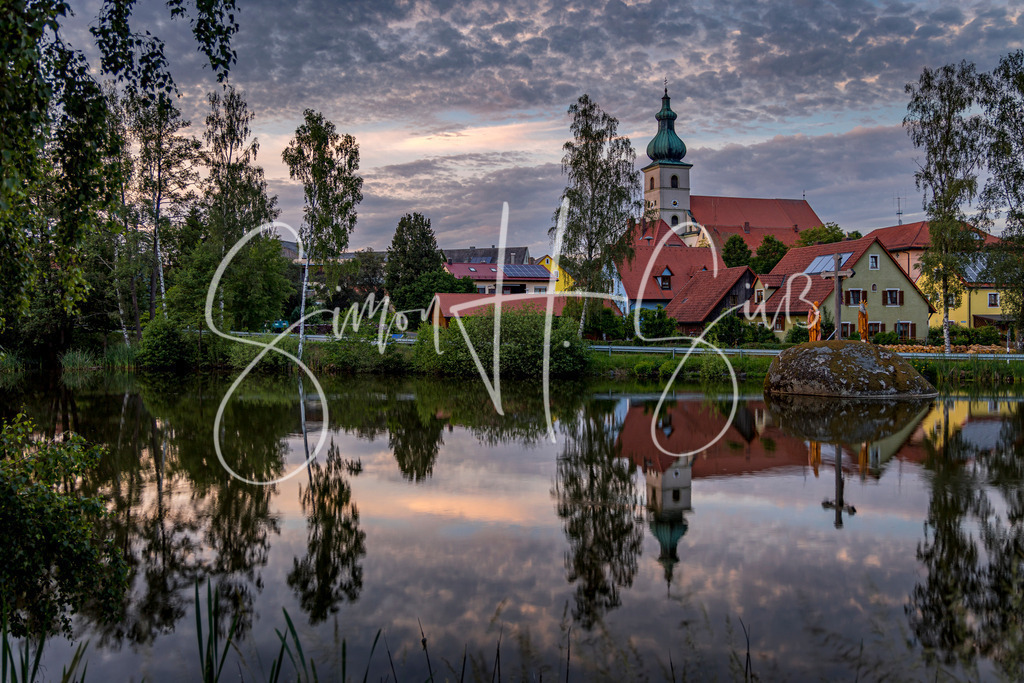 Teichwirtschaft in Beidl mit Kreuzigungsgruppe | simonsuess - Realisiert mit Pictrs.com