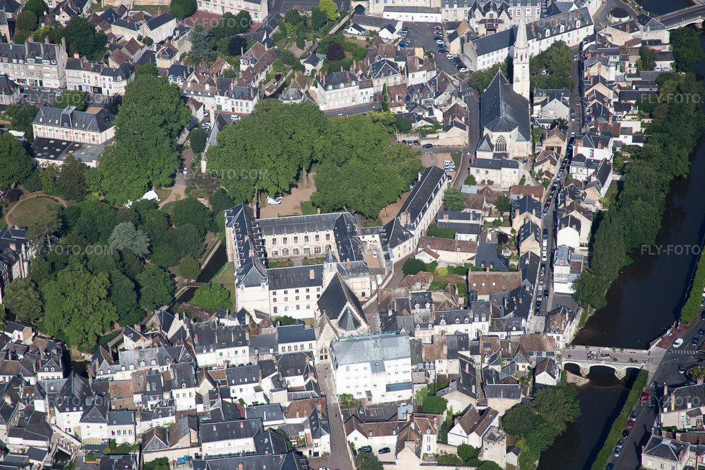 Aerial view: View of the town in Vendôme in the state Loir et Cher, France. – Photo: IMG_081077.jpg taken on 06/19/2015 by Werner Riehm/FLY-FOTO.com – Resolution of the original: 5472 x 3648 px