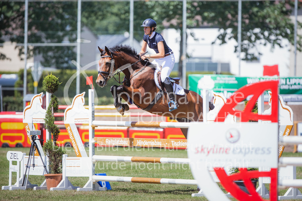 220717_LC_M1-Springen-618 | Deine schönsten Turniermomente als professionelle Fotos! Entdecke hochwertige Pferdesport-Fotografie im Online-Shop. Jetzt Fotos finden & bestellen!