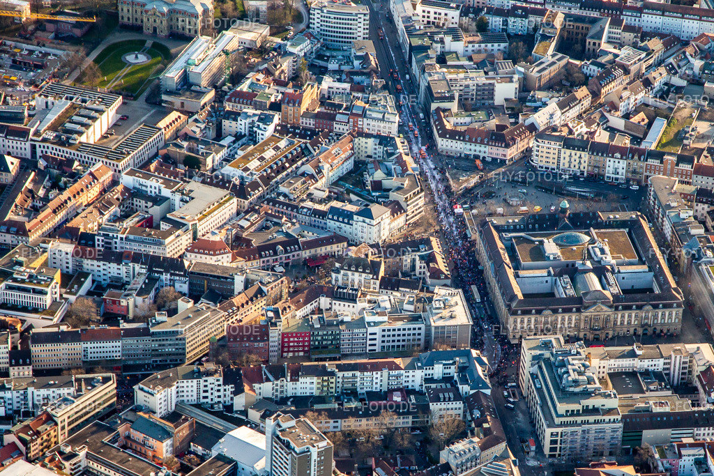 Kehraus beim Faschingsumzug in der Karlstraße | Luftbild: Kehraus beim Faschingsumzug in der Karlstraße im Ortsteil Innenstadt-West in Karlsruhe im Bundesland Baden-Württemberg in Deutschland. Foto: IMG_135965.jpg vom 21.02.2023 durch ©2025 Werner Riehm fly-foto.de/copyright - Realisiert mit Pictrs.com