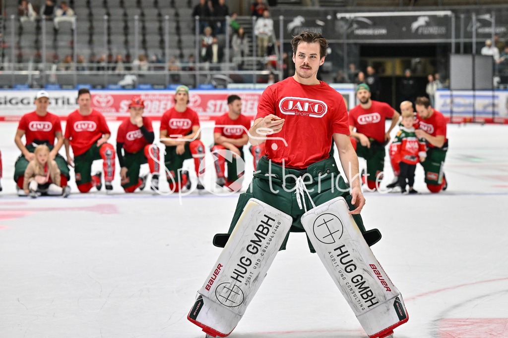 Augsburger Panther - Löwen Frankfurt | Die Spieler des AEV feiern zusammen mit den Fans den Heimsieg gegen Frankfurt / DEL: Augsburger Panther - Löwen Frankfurt, Curt Frenzel Stadiom am 11.10.2024 / Strauss MANN (Augsburger Panther #38)