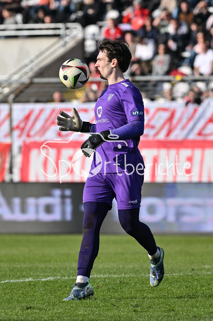 FC Bayern Amateure - 1. FC Schweinfurt 05 | am Ball Lukas SCHNELLER (FC SChweinfurt 31) / Einzelfoto / Freisteller / Regionalliga Bayern: FC Bayern Muenchen II - 1. FC Schweinfurt 1905, Gruenwalder Stadion am 22.02.2025