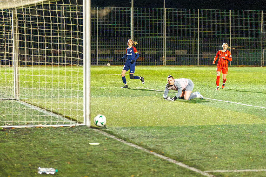 FCHFCE_251121_2759 | 1.FC Heidenheim 1846 II vs. FC Ellwangen II, Fußball, Frauen, Bezirksliga, 2025/2026, 10. Spieltag, 22.11.2025 in Heidenheim, Kunstrasen b. Voith-Arena West, Flutlichtspiel(Foto: Michael Bulling) - Realisiert mit Pictrs.com