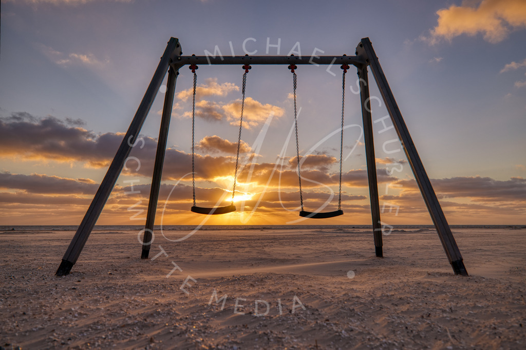 2022-08-27 SPO Strand - 011 HDR Aurora | Schaukel ins Glück - Realisiert mit Pictrs.com