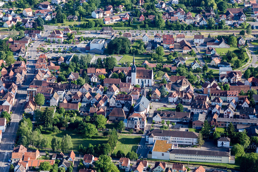 Aerial view: Soultz-sous-Forets in Soultz-sous-Forêts in the state Bas-Rhin, France. – Photo: IMG_100767.jpg taken on 06/08/2017 by Werner Riehm/FLY-FOTO.com – Resolution of the original: 5032 x 3355 px