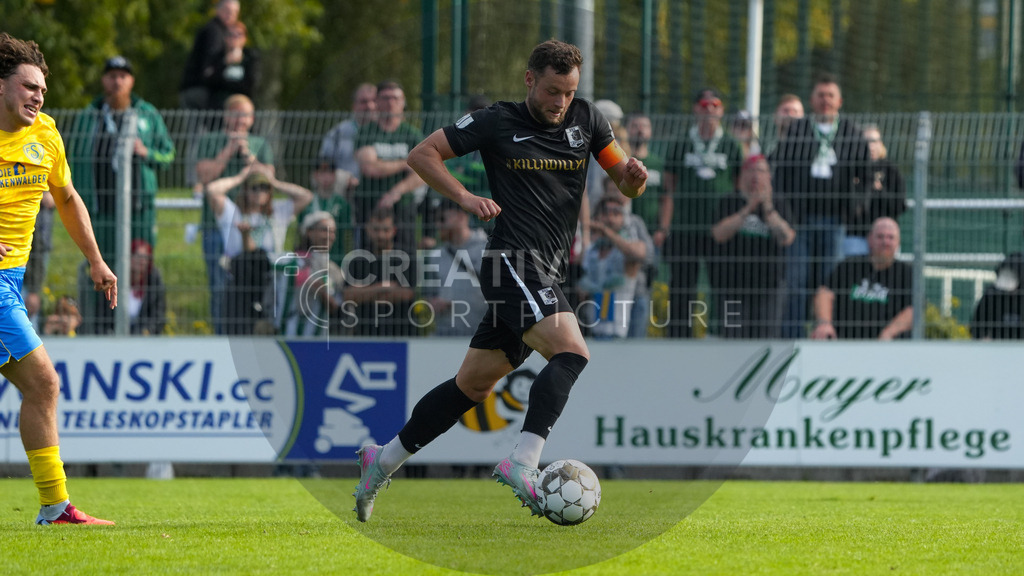 Fußball, Herren, Saison 2025/2026, Regionalliga Nordost, 10. Spieltag, FSV 63 Luckenwalde vs. BSG Chemie Leipzig, Samstag 27.09.2025, Werner-Seelenbinder-Stadion Luckenwalde, | Fußball, Herren, Saison 2025/2026, Regionalliga Nordost, 10. Spieltag, FSV 63 Luckenwalde vs. BSG Chemie Leipzig, Samstag 27.09.2025, Werner-Seelenbinder-Stadion Luckenwalde, Im Bild: Janik Mäder (Chemie) - Realisiert mit Pictrs.com