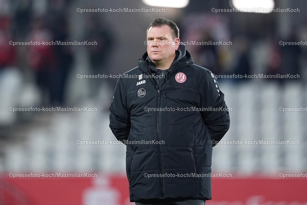 xYDRx01022601005 | 01.02.2026, xydrx, Fußball, 3.Liga, Rot-Weiss Essen - SV Wehen Wiesbaden, Saison 2025 2026, Stadion an der Hafenstraße: Uwe Koschinat (Cheftrainer Rot-Weiss Essen)    DFB regulations prohibit any use of photographs as image sequences and or quasi-video. Photo: xYannisxDreimannxPressefotoKochx