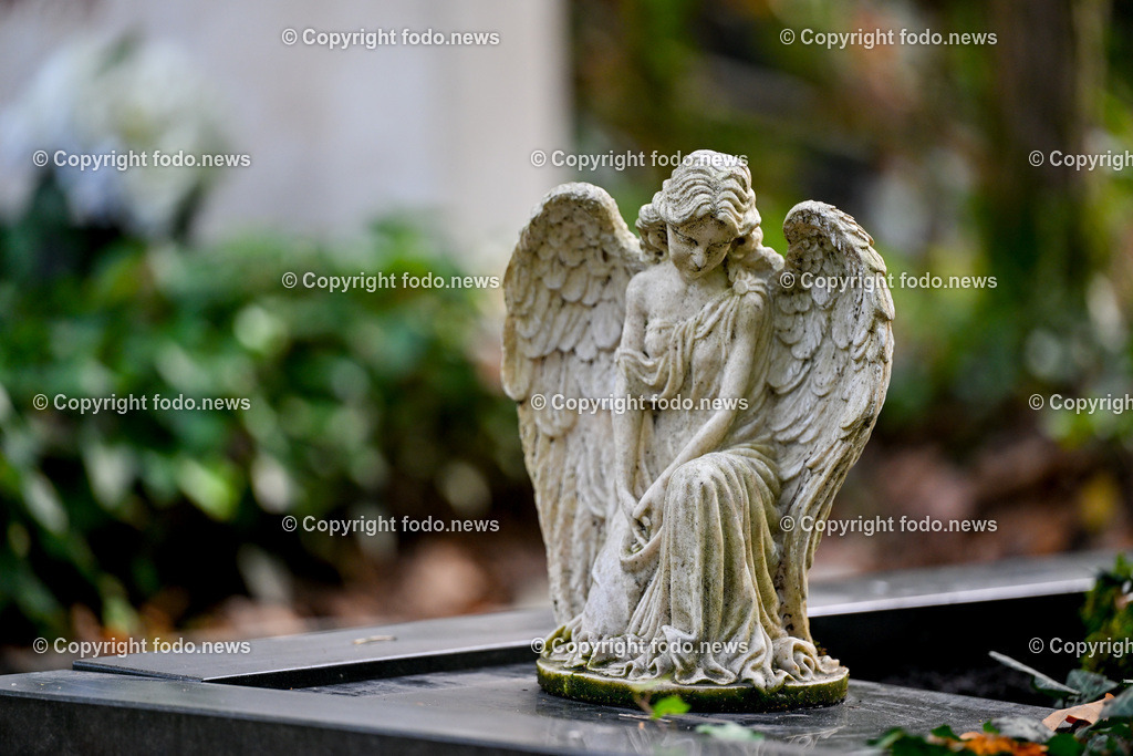 Friedhof_ Kreuz_ Kruzifix_ Jesu Christi_ Allerheiligen_ 26.10.2024-27 | 26.10.2024, Friedhof, AUT, Allerheiligen, Themenbilder im Bild Friedhof, Kreuz, Kruzifix, Jesu Christi, Allerheiligen, Engerl, Engel, Kerzen, Grab, Grablicht, Blumen, Skulptur, Grabstein, Symbolbild, Grablaterne, Grabkerze, Grabkerzen, Grablichter, Kerze, Grabkreuz, Gedenken, Bestattung, Verstorbene, Totenruhe, Grab, Urne, Blumenschmuck, Schmuck, Besucher, Feature, kreativ, creativ, Linz