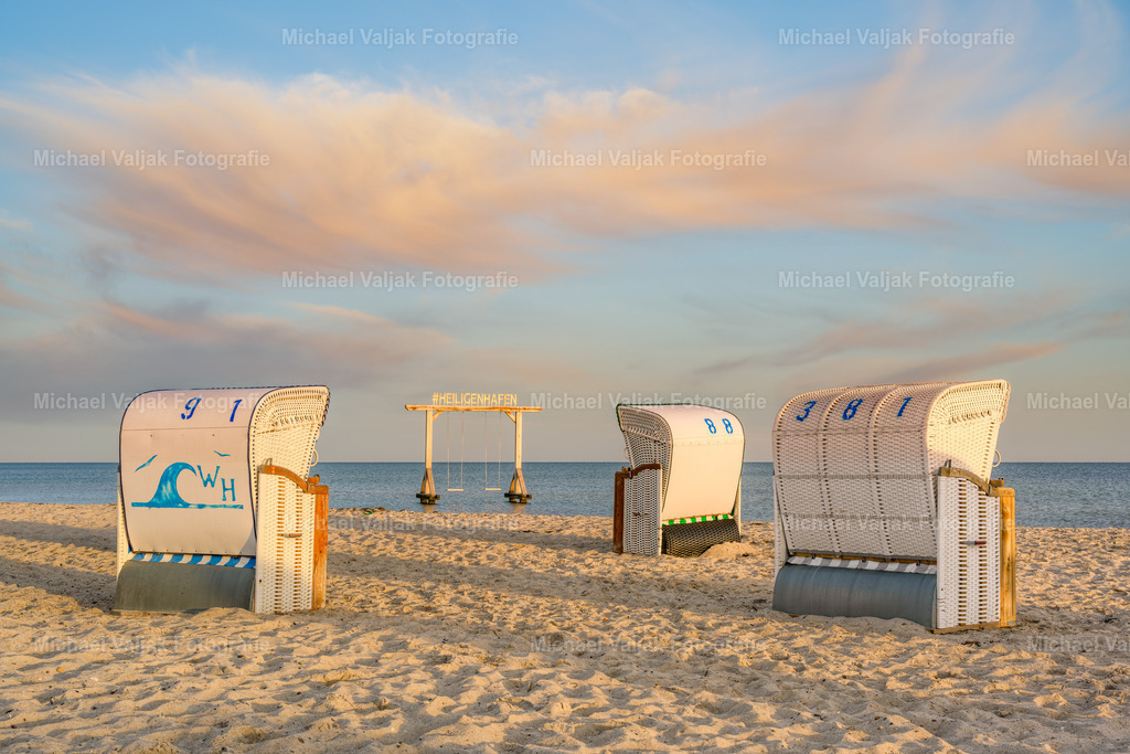 #Heiligenhafen | Morgens am Strand von Heiligenhafen an der Ostsee mit Blick zur Riesenschaukel im Meer. - Realisiert mit Pictrs.com