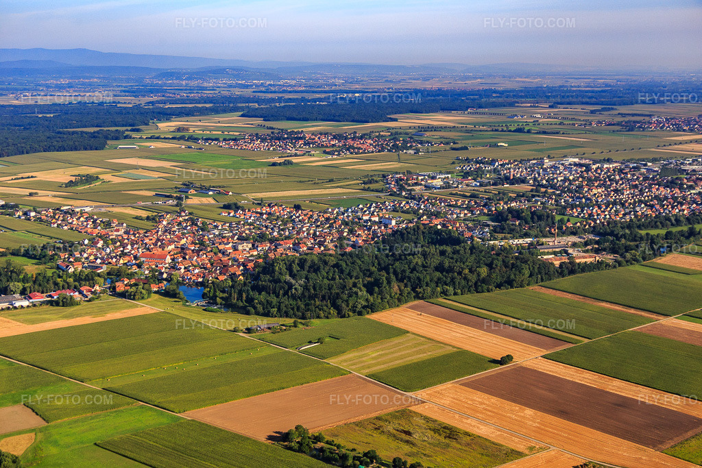 Aerial view: View of the town from the southeast in Huttenheim in the state Bas-Rhin, France. – Photo: IMG_093236.jpg taken on 08/16/2016 by Werner Riehm/FLY-FOTO.com – Resolution of the original: 5472 x 3648 px