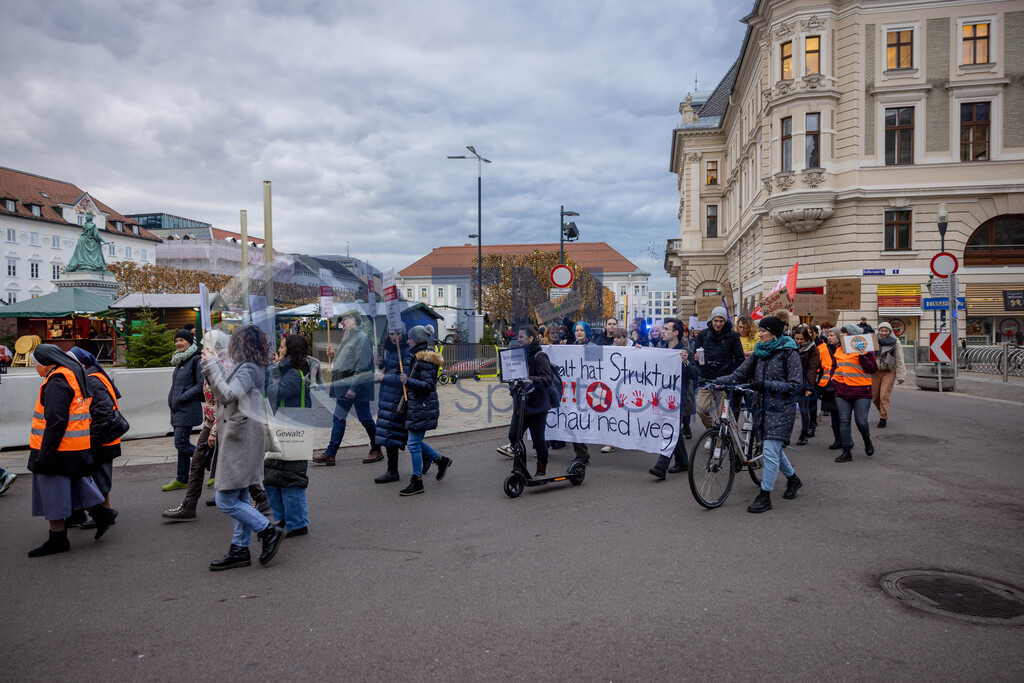 RR5M6509 | 29.NOV.24-Protestmarsch gegen Gewalt-Copyright: Katholische Kirche Kärnten/Denk Dich Neu/Trainproduction/Matthias Trinkl