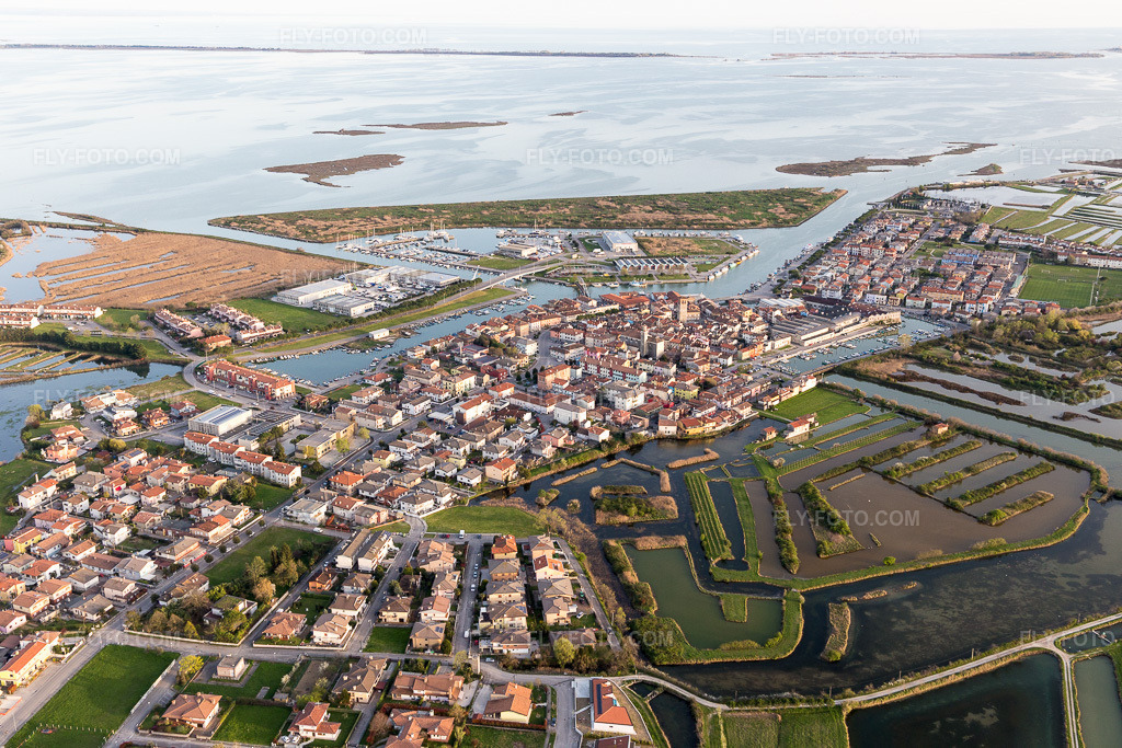 Aerial view: View of the town in Marano in the state Friuli Venezia Giulia, Italy. – Photo: IMG_105828.jpg taken on 04/08/2018 by Werner Riehm/FLY-FOTO.com – Resolution of the original: 5472 x 3648 px