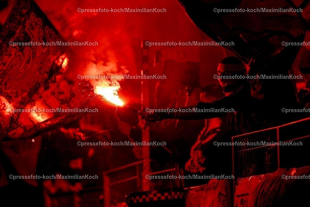 DFB05022501030 | 05.02.2025, Fußball, DFB-Pokal Viertelfinale, Bayer 04 Leverkusen - 1.FC Köln, BayArena, Saison 2024 2025: Feature Symbolbild Symbolfoto Ultras in der Nordkurve zünden bengalisches Feuer PyrotechnikDFB regulations prohibit any use of photographs as image sequences and or quasi-video.