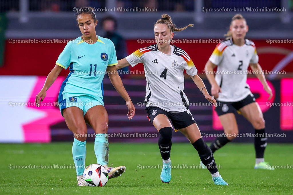 DFB28102401062 | 28.10.2024, Fußball Länderspiel Frauen, Deutschland - Australien, Schauindland-Reisen-Arena Duisburg, Saison 2024 2025: Mary Fowler (AZN #11) gegen Sophia Kleinherne (GER #4)