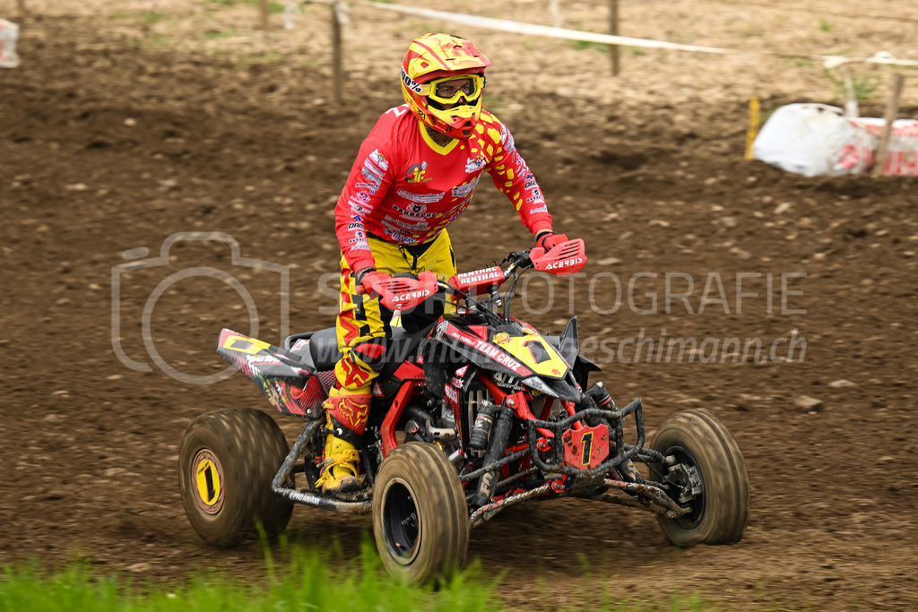 Motocross Schlatt bei Winterthur - 30. April 2023 | #1 Ferraz Joao aus Regensdorf (CH) auf Suzuki J Francing in der Kategorie Quad am Motocross Schlatt bei Winterthur, 30. April 2023. 
Instagram: @mx_schlatt | @mc_wila | @sam_schweiz
Bild: Sportfotografie Markus Aeschimann | www.markus-aeschimann.ch - Realisiert mit Pictrs.com