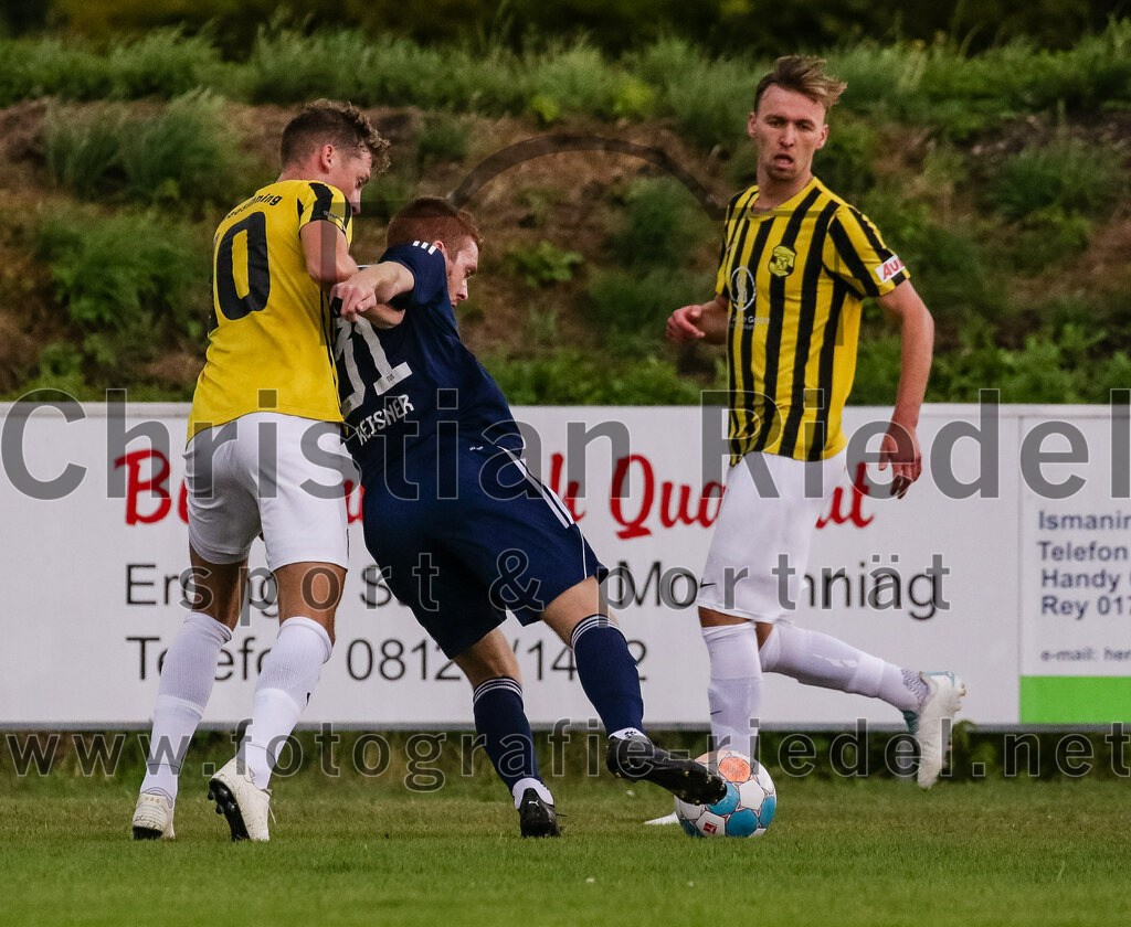 2023-07-29_039_FC_Moosinning_gegen_TuS_Raubling | Moosinning, Deutschland, 29.07.2023:
Fußball, Bezirksliga Oberbayern Ost 2023 / 2024, 1. Spieltag, FC Moosinning gegen TuS Raubling, Endergebnis: 0:7

Florian Jakob (FC Moosinning, #10), Dominic Reisner (TuS Raubling, #31), Bastian Lanzinger (FC Moosinning, #6)

Foto: Christian Riedel / fotografie-riedel.net