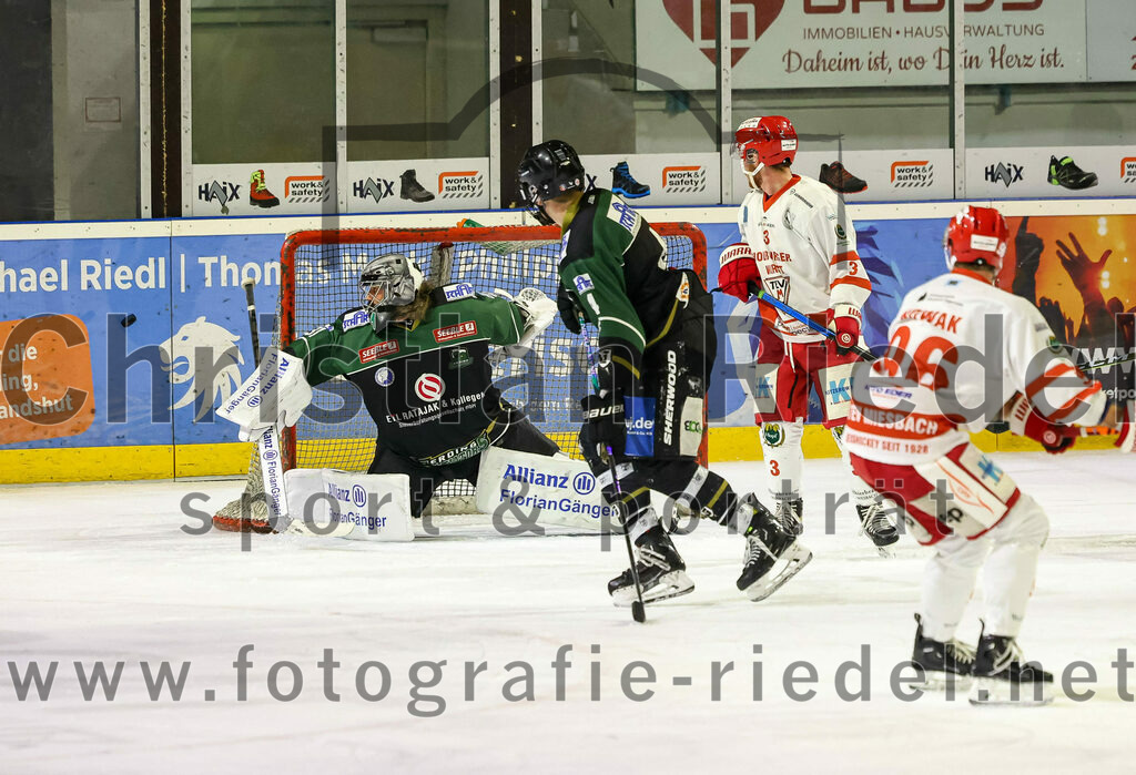 2022-11-13_110_TSV_Erding_gegen_TEV_Miesbach | Erding, Deutschland, 13.11.2022:
Eishockey, Bayernliga 2022 / 2023, 13. Spieltag, TSV Erding gegen TEV Miesbach, Endergebnis: 

Torwart Christoph Schedlbauer (Erding Gladiators, #31), Simon Franz (Erding Gladiators, #4), Thomas März (TEV Miesbach, #3)

Foto: Christian Riedel / fotografie-riedel.net