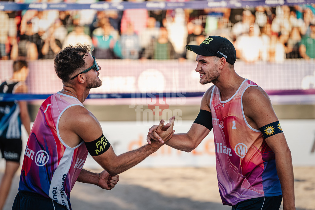 Beachvolleyball | Männer  | Allianz German Beach Tour 2024 | Tourstop Kühlungsborn | 10.08.2024 | v.l. Jonas und Benedikt Sagstetter jubeln und freuen sich