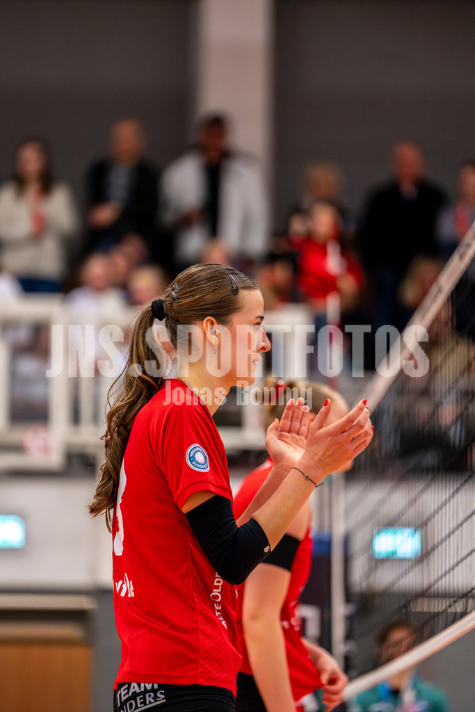 Volleyball I Frauen I Saison 2025-2026 I 2 Bundesliga Pro I 16. Spieltag VFL Oythe - TV Planegg-Krailling-23 | Annelis Lotte Tyws (13,VFL Oythe) - Realisiert mit Pictrs.com