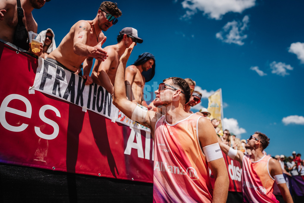 Beachvolleyball | Männer | Allianz German Beach Tour 2025 | Tourstop München | 12.07.2025 | v.l. Benedikt Sagstetter und Jonas Sagstetter klatschen ein mit den Fans nach dem Spiel