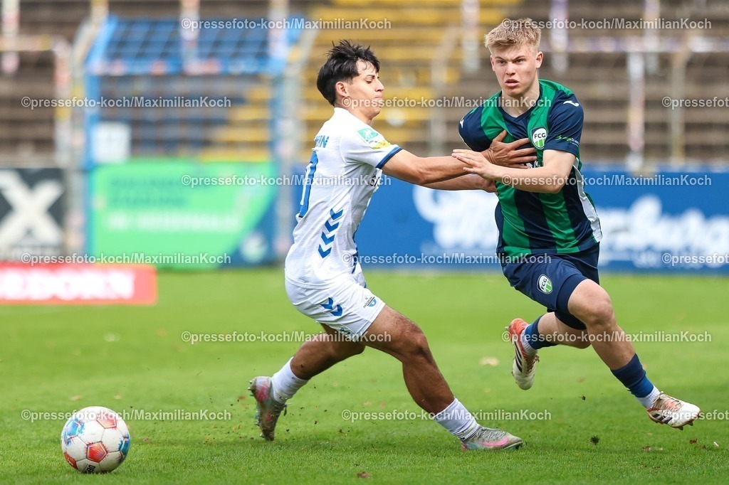 xKWIx12042601055 | 2026.04.12, xkwix, Fußball, Regionalliga West, FC Gütersloh -  SC Paderborn 07 II, Heidewaldstadion (Ohlendorf Stadion im Heidewald), 29.Spieltag, Saison 2025 / 2026: Erik Lanfer (FC Gütersloh #28) im Zweikampf gegen Pedro Jose Restrepo Naranjo (SC Paderborn II #20) DFB regulations prohibit any use of photographs as image sequences and or quasi-video. Photo: xKamilxWilkowskixPressefotoKochx