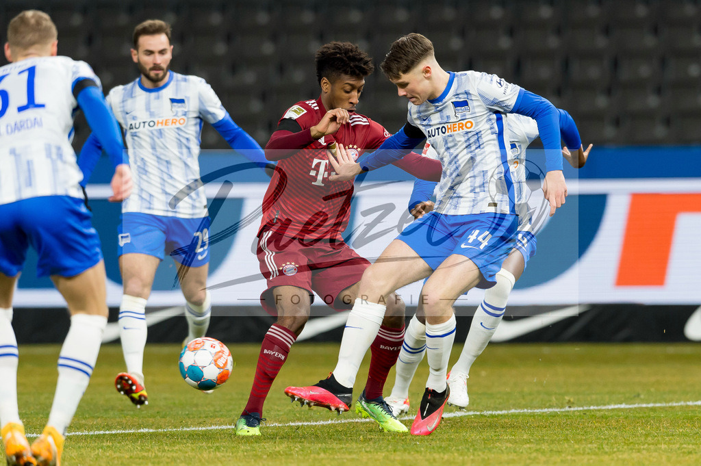 BSCFCB20220123_051 | Fussball, Herren: Kingsley Coman (FC Bayern Muenchen) und Linus Jasper Gechter (Hertha BSC) im Zweikampf bei dem Spiel der 1. Bundesliga zwischen Hertha BSC und FC Bayern Muenchen im Olypiastadion am 23.01.2022 in Berlin, Deutschland.DFB / DFL REGULATIONS PROHIBIT ANY USE OF PHOTOGRAPHS AS IMAGE SEQUENCES AND/OR QUASI-VIDEO. - Realisiert mit Pictrs.com