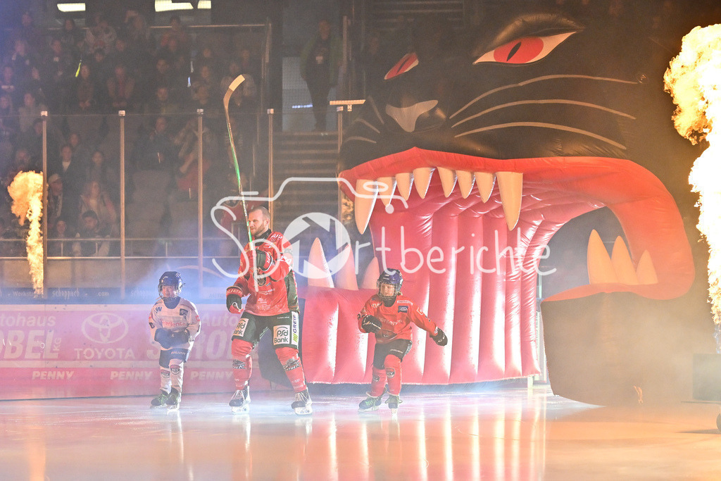 Augsburger Panther - Grizzlys Wolfsburg | Die Panther laufen zusammen mit der U9 auf das Eis / AEV / Augsburger EV / Symbolbild / DEL: Augsburger Panther - Grizzlys Wolfsburg; Curt Frenzel Stadion am 10.10.2025