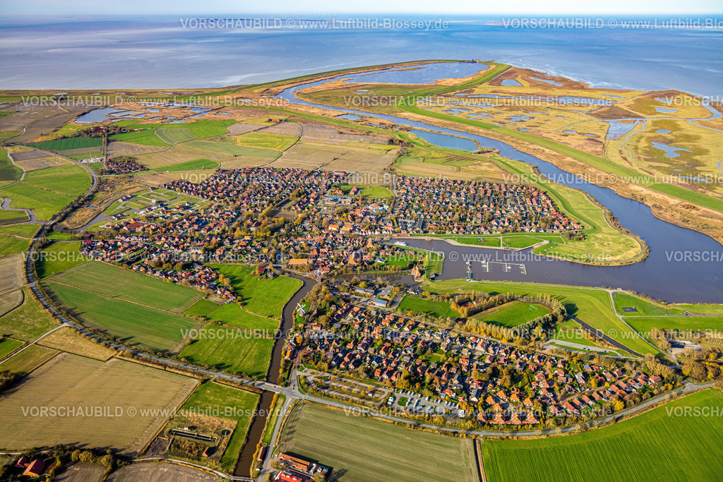Greetsiel251104814 | Luftbild, Ortsansicht und Wohngebiet Greetsiel mit Hafen, Naturschutzgebiet Leyhörn, Leyhörner Sieltief und Kleipütten bei Hauen, Greetsiel, Krummhörn, Norddeutschland, Ostfriesland, Niedersachsen, Deutschland