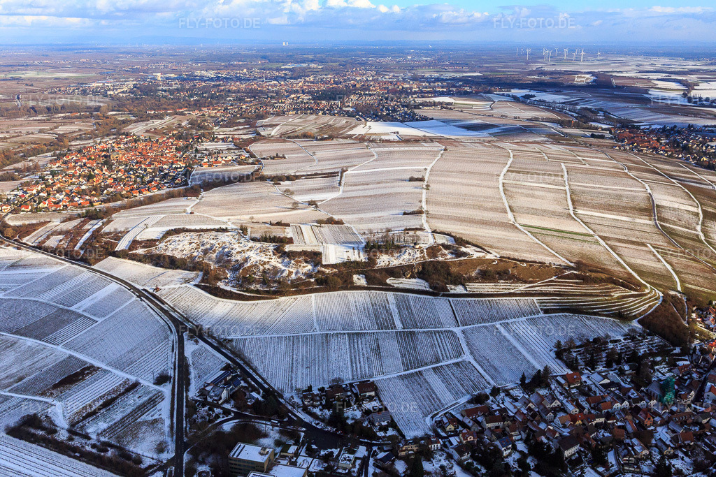 Luftbild: Naturschutzgebiet und Kapelle Kleine Kalmit im Winter bei Schnee aus Westen in Ilbesheim bei Landau im Bundesland Rheinland-Pfalz in Deutschland. Foto: IMG_096199.jpg vom 15.01.2017 durch Werner Riehm/FLY-FOTO.de