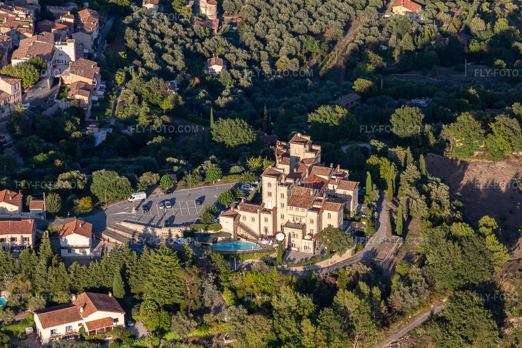 Aerial view: Chateau du Puy in Tourrettes in the state Var, France.Photo: IMG_129434.jpg taken on 09/18/2021 by Werner Riehm/FLY-FOTO.comResolution of the original: 4871 x 3247 px