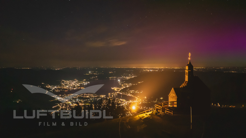 Polarlichter überm Wallbergkircherl; F11 | Seltenes Naturschauspiel am Tegernsee: Aurora Borealis. - Realisiert mit Pictrs.com