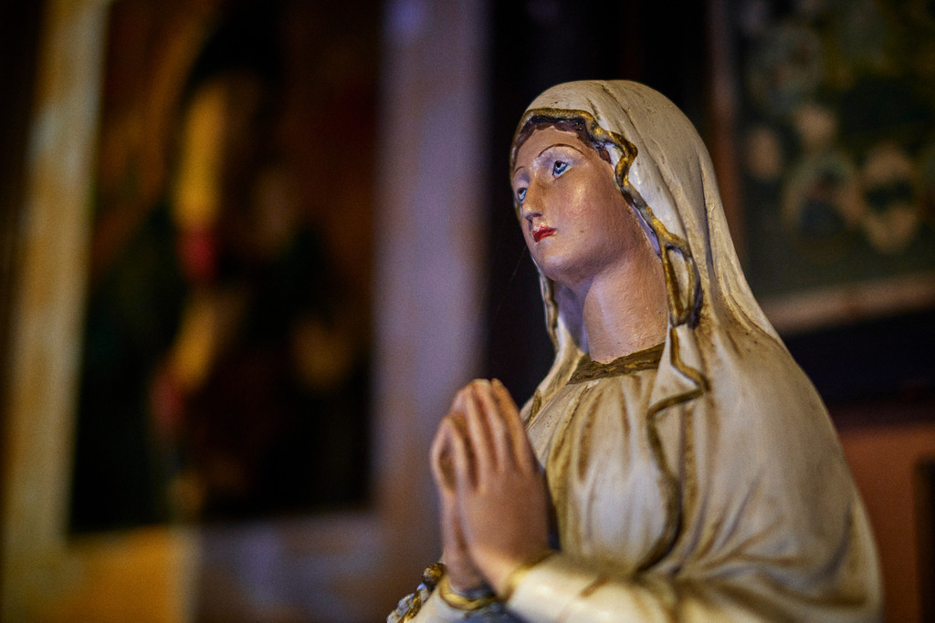 Statue mit betenden Händen | Mönchhof, Austria - October 06, 2021: Dorfmuseum Mönchhof; Statue mit betenden Händen. - Realisiert mit Pictrs.com