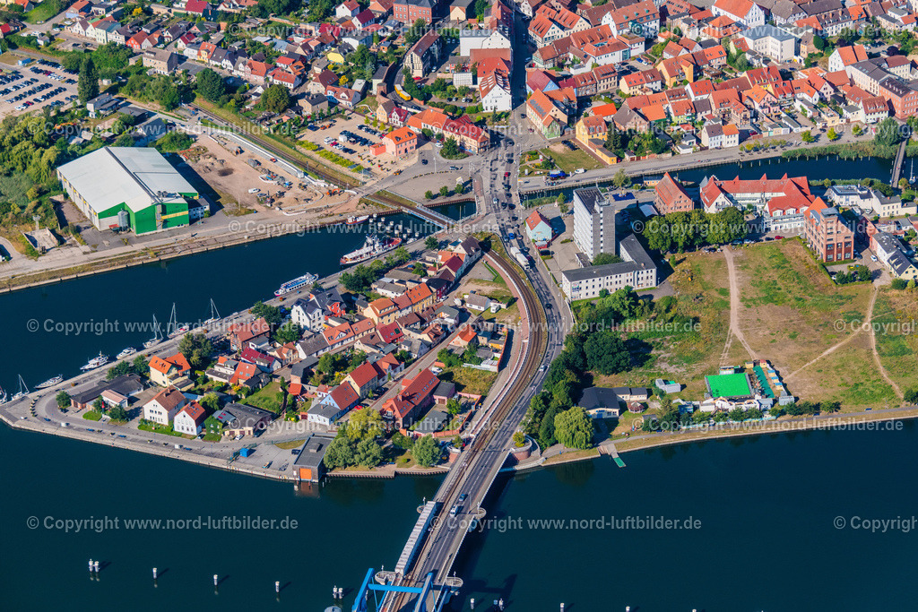 Wolgast_Peenebrücke_ELS_4740100822 | WOLGAST 10.08.2022 Blick auf die Peenebrücke in Wolgast im Bundesland Mecklenburg-Vorpommern. Die Peenebrücke Wolgast ist eine Klappbrücke und führt über den Peenestrom. Sie trägt den Beinamen Brücke der Freundschaft. // View of the Peene Bridge in Wolgast in the state Mecklenburg-Vorpommern. The Peene Bridge is a bascule bridge and crosses the Peenestream. The bridge bears the name Bridge of friendship. Foto: Martin Elsen