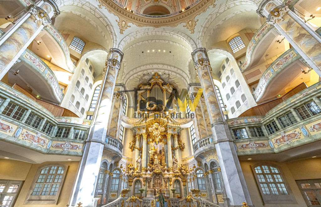 Der Altar der Frauenkirche in Dresden von Innen------Antik | Blick in den Innenbereich der Dresdner Frauenkirche. Hier der Altar. - Realisiert mit Pictrs.com