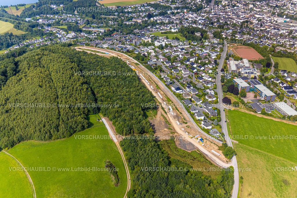 Meschede250807287 | Luftbild, Baustelle Baustraße An der Sündelt für geplantes Neubaugebiet, Meschede-Stadt, Meschede, Sauerland, Nordrhein-Westfalen, Deutschland
